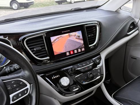 Used 2022 Chrysler Pacifica Limited FWD image 41