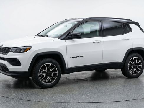 Used 2025 Jeep Compass Trailhawk AWD/4WD image 3
