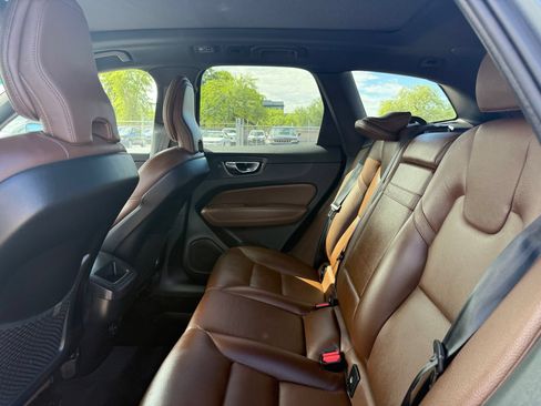 Used 2021 Volvo XC60 T5 Momentum FWD image 10