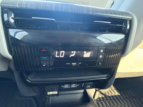 Used 2024 Jeep Wagoneer L Series III w/ Premium Group I AWD/4WD image 13