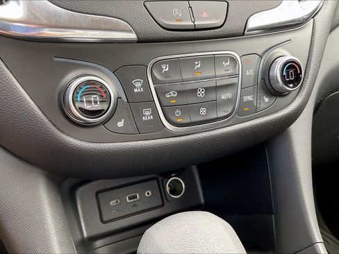 Used 2024 Chevrolet Equinox LT FWD image 32