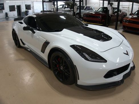 Used 2015 Chevrolet Corvette Z06 w/ 3LZ Preferred Equipment Group image 7