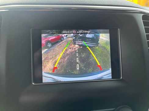 Used 2019 Jeep Grand Cherokee Laredo image 28