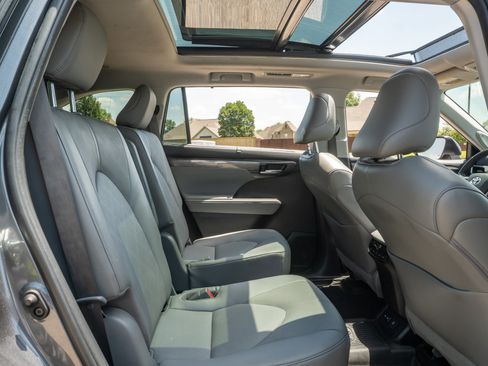 Used 2023 Toyota Highlander Platinum AWD/4WD image 19