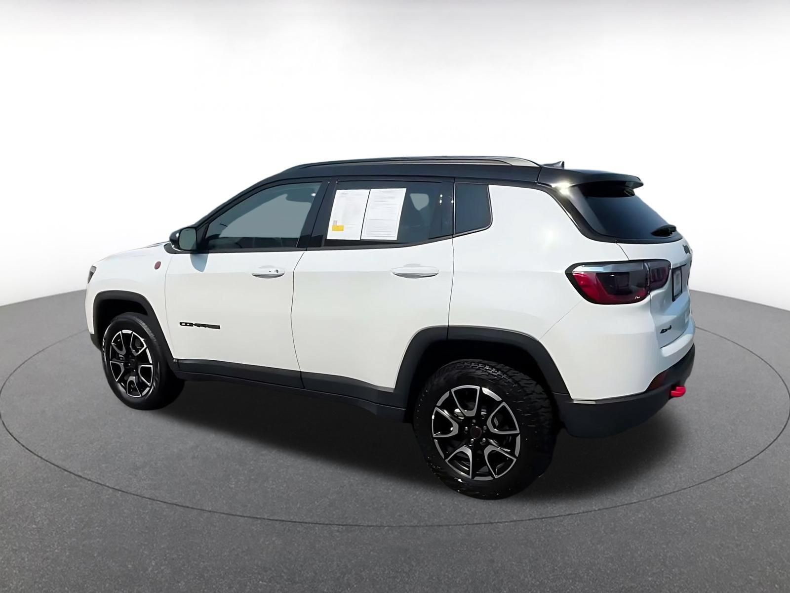 Used 2025 Jeep Compass Trailhawk AWD/4WD image 9
