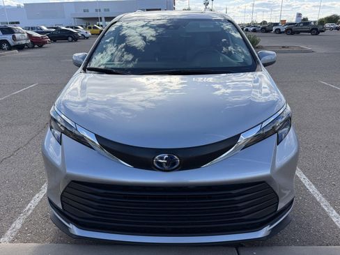 Used 2025 Toyota Sienna XLE w/ XLE Plus Package image 9