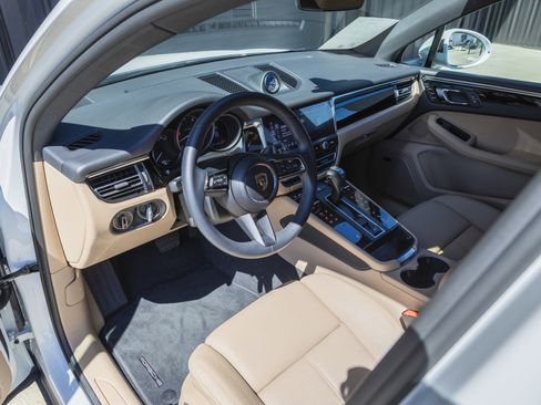 Certified 2025 Porsche Macan image 22