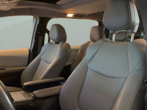 Certified 2025 Toyota Sienna XLE FWD image 26