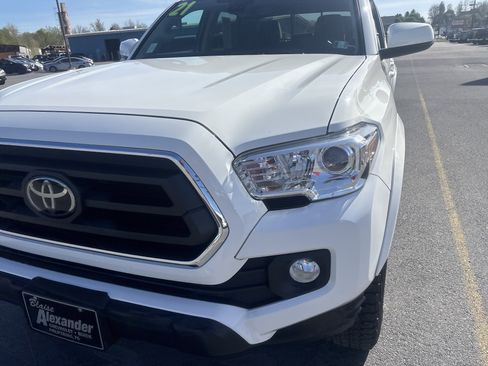 Used 2021 Toyota Tacoma SR5 AWD/4WD image 10