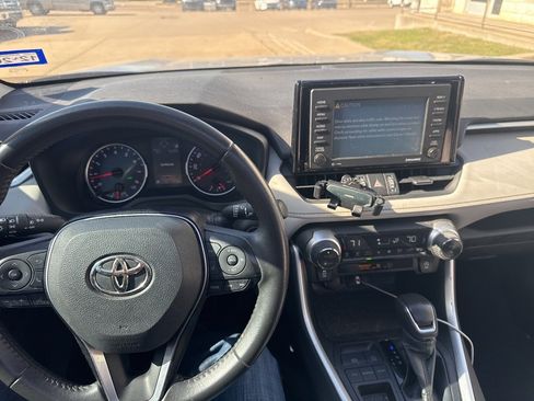 Used 2021 Toyota RAV4 XLE Premium image 11