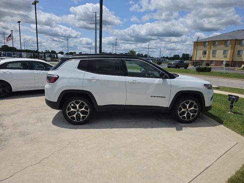 Used 2025 Jeep Compass Limited AWD/4WD image 4