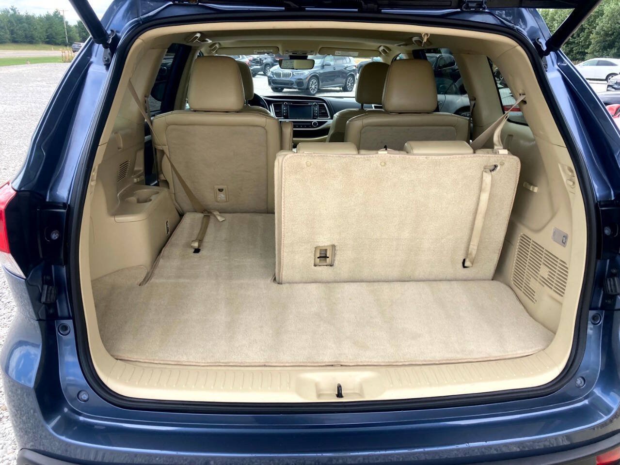 Used 2019 Toyota Highlander XLE FWD image 24