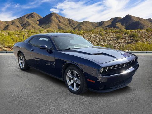 Used 2015 Dodge Challenger SXT RWD image 6