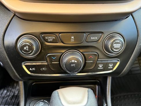Used 2014 Jeep Cherokee Altitude w/ Cold Weather Group image 32