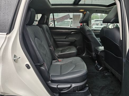 Used 2021 Toyota Highlander Platinum AWD/4WD image 12
