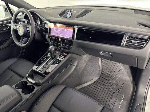 Certified 2025 Porsche Macan image 31