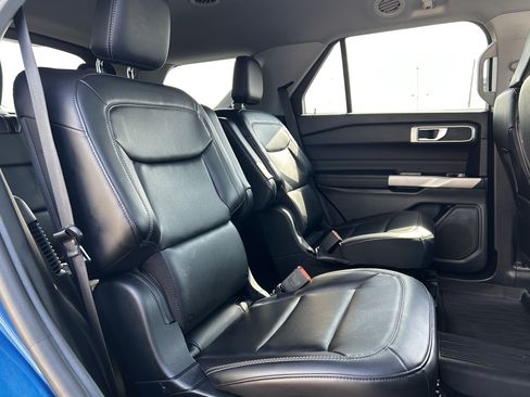 Used 2023 Ford Explorer XLT w/ Equipment Group 202A AWD/4WD image 17