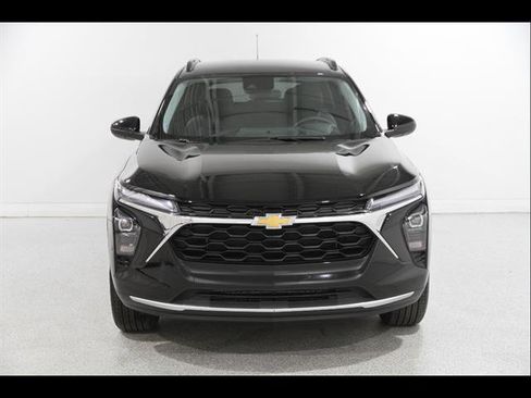 Used 2024 Chevrolet Trax LT image 2