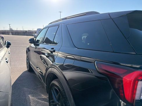 Used 2025 Ford Explorer ST-Line w/ ST-Line Street Pack image 6