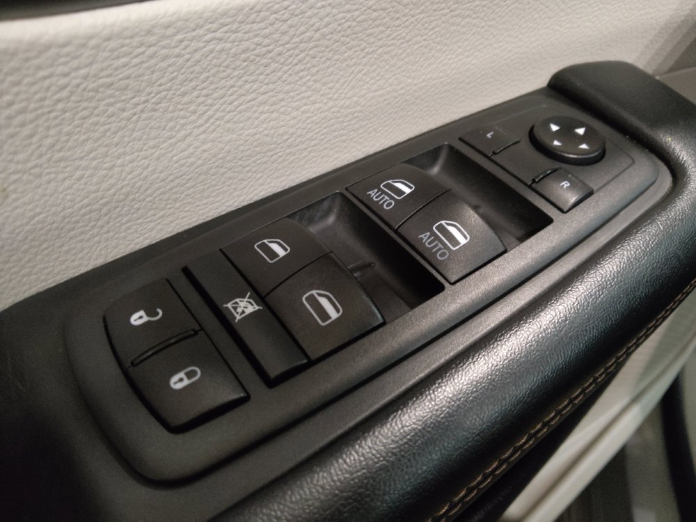 Used 2020 Chrysler Pacifica Touring FWD image 27