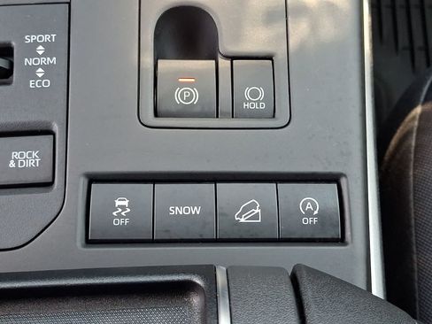 Used 2020 Toyota Highlander LE AWD/4WD image 30