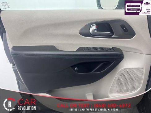 Used 2021 Chrysler Pacifica Touring-L image 16