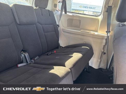 Used 2018 Dodge Grand Caravan SE w/ UConnect Hands-Free Group image 13