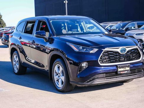 Used 2023 Toyota Highlander LE AWD/4WD image 3