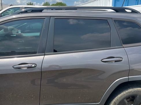 Used 2019 Jeep Cherokee Latitude Plus FWD image 9