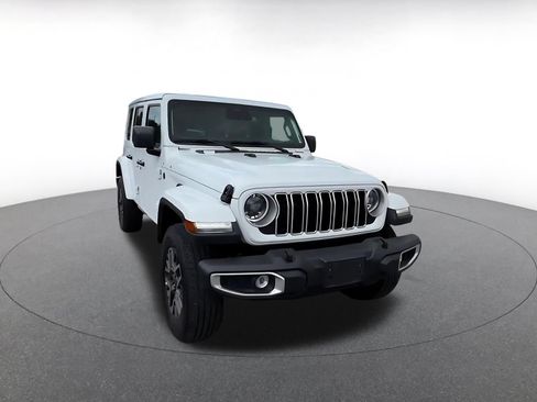 Used 2025 Jeep Wrangler Unlimited Sahara AWD/4WD image 3