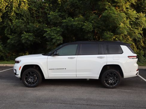 Used 2023 Jeep Grand Cherokee L Summit w/ High Altitude Package AWD/4WD image 6