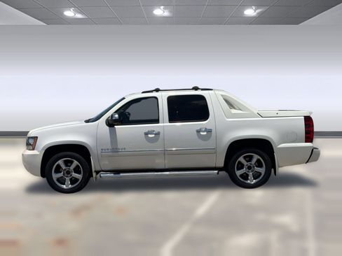 Used 2012 Chevrolet Avalanche LTZ RWD image 2