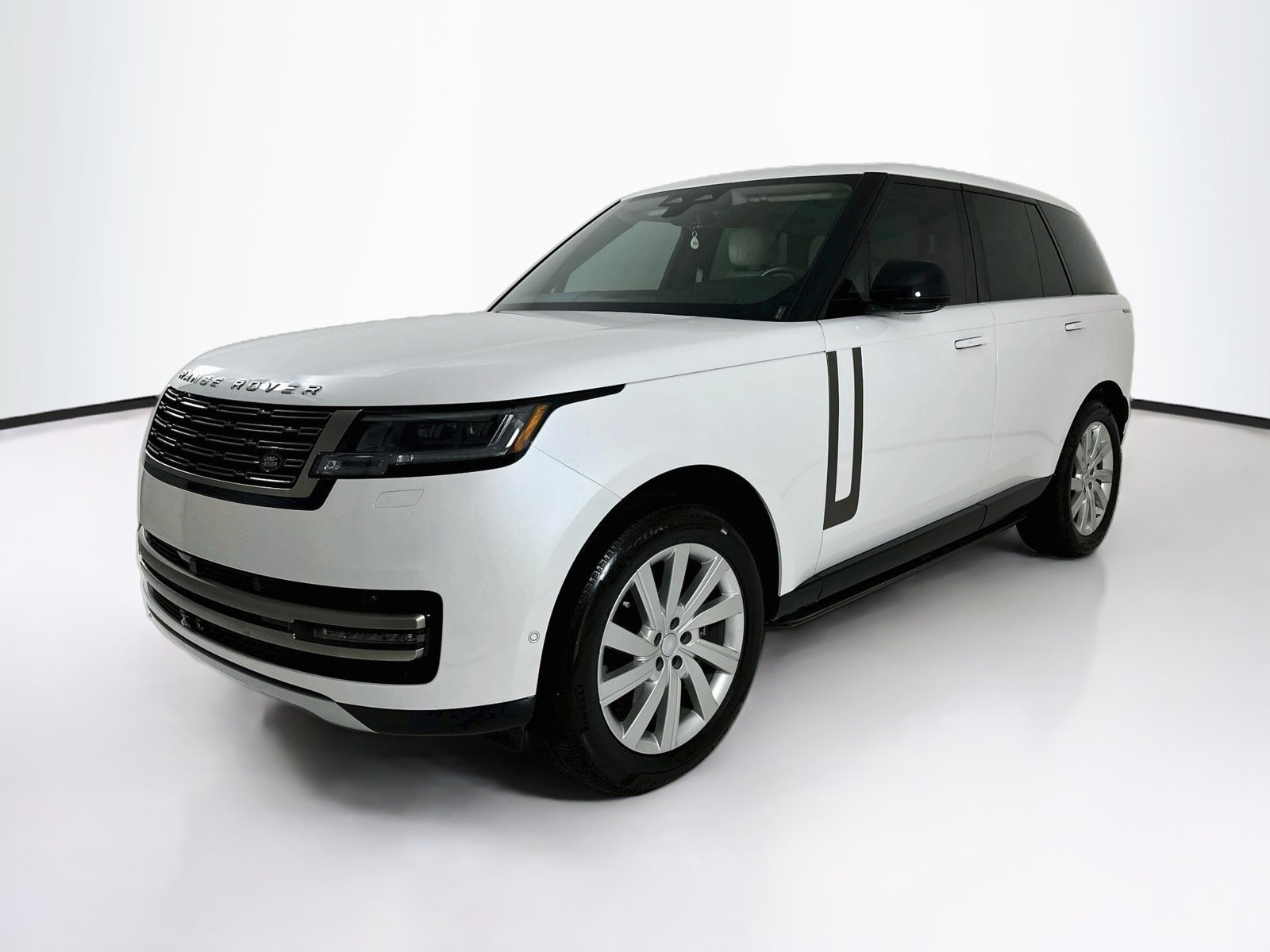 Used 2025 Land Rover Range Rover SE AWD/4WD image 3