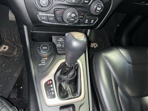 Used 2017 Jeep Cherokee Limited AWD/4WD image 8