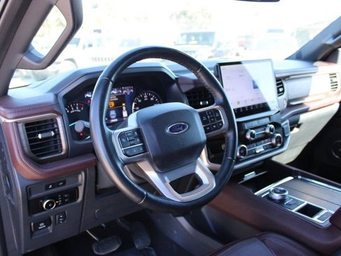 Used 2024 Ford Expedition Limited image 11