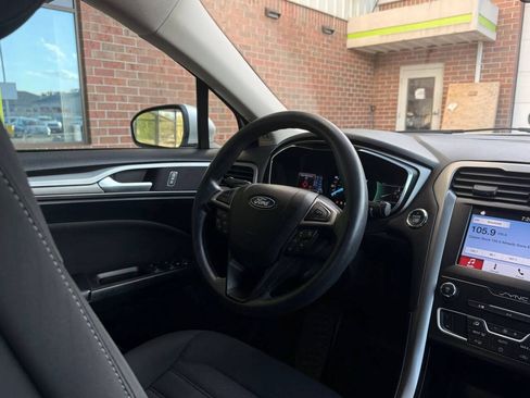 Used 2019 Ford Fusion SE FWD image 18