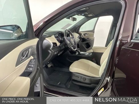 Used 2022 Chevrolet Traverse LT FWD image 11