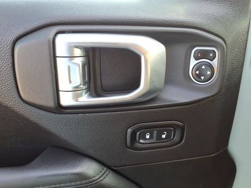 Used 2023 Jeep Wrangler Unlimited Sahara AWD/4WD image 11