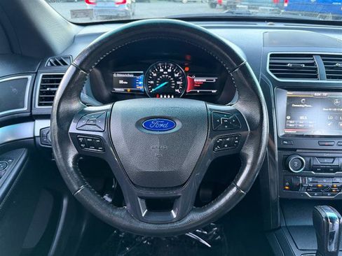 Used 2016 Ford Explorer XLT w/ Equipment Group 202A AWD/4WD image 32