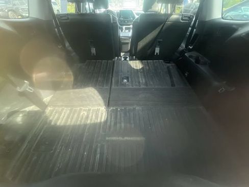 Used 2022 Toyota Highlander XLE AWD/4WD image 15