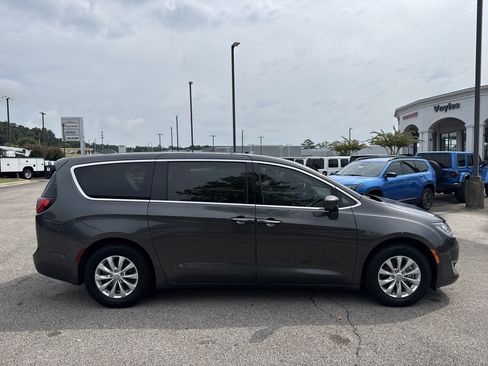 Used 2019 Chrysler Pacifica Touring Plus w/ Advanced Safetytec Group FWD image 8