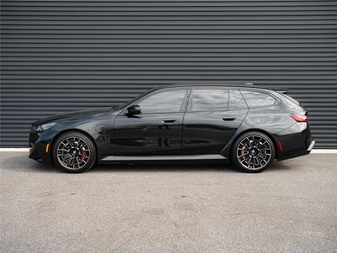 Used 2026 BMW M5 Touring AWD/4WD image 2