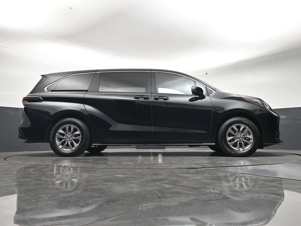 Used 2025 Toyota Sienna LE AWD/4WD image 30