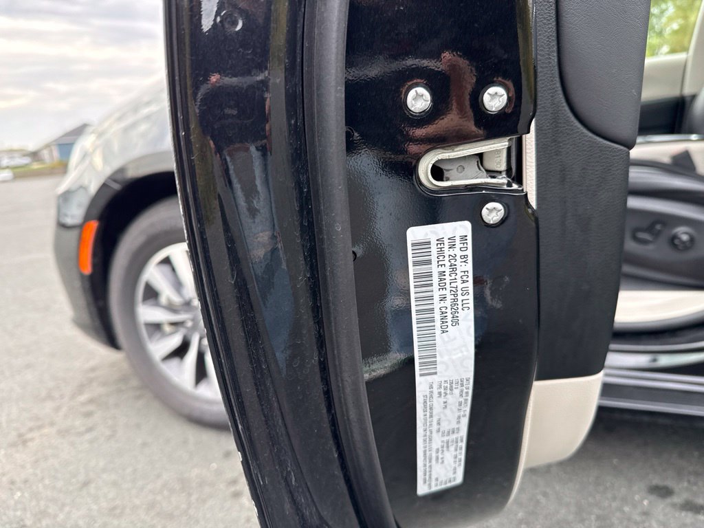 Used 2023 Chrysler Pacifica Touring-L FWD image 23