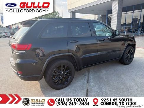 Used 2018 Jeep Grand Cherokee Altitude RWD image 3