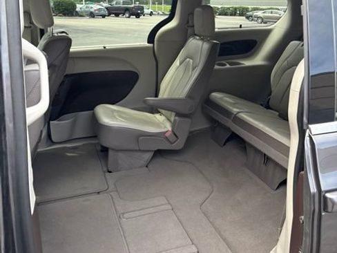 Used 2019 Chrysler Pacifica Touring-L Plus FWD image 8