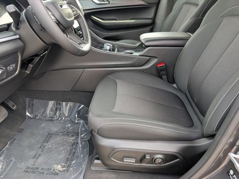 Used 2025 Jeep Grand Cherokee Laredo RWD image 15