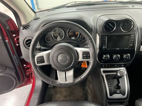 Used 2017 Jeep Compass Latitude FWD image 18