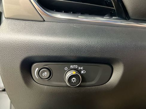 Used 2023 Chevrolet Traverse LT image 17