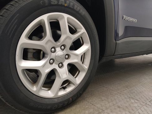Used 2016 Jeep Renegade Latitude FWD image 31
